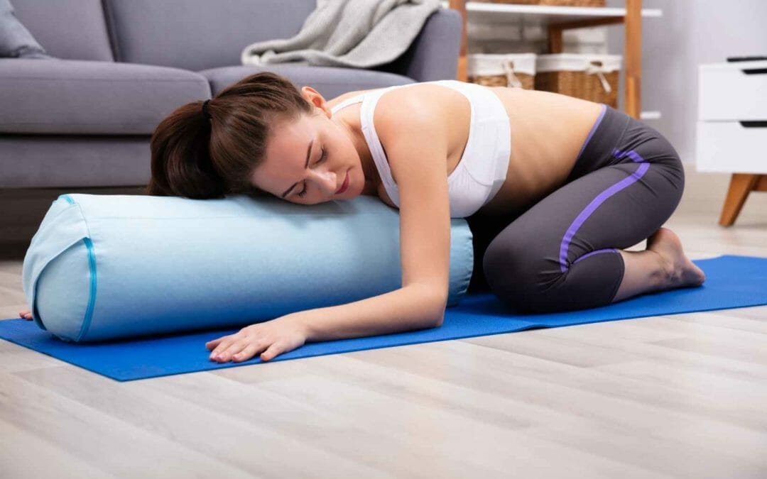 7 Benefits of Using a Yoga Bolster